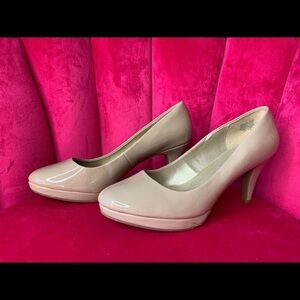 BANDOLINO BEIGE PATENT CLASSIC PUMPS HEELS 9.5M
